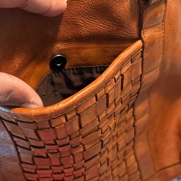 Elegant Brown Leather Tote Bag - Picture 8 of 9